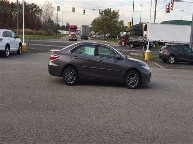 2017 Toyota Camry SE 4dr Sedan